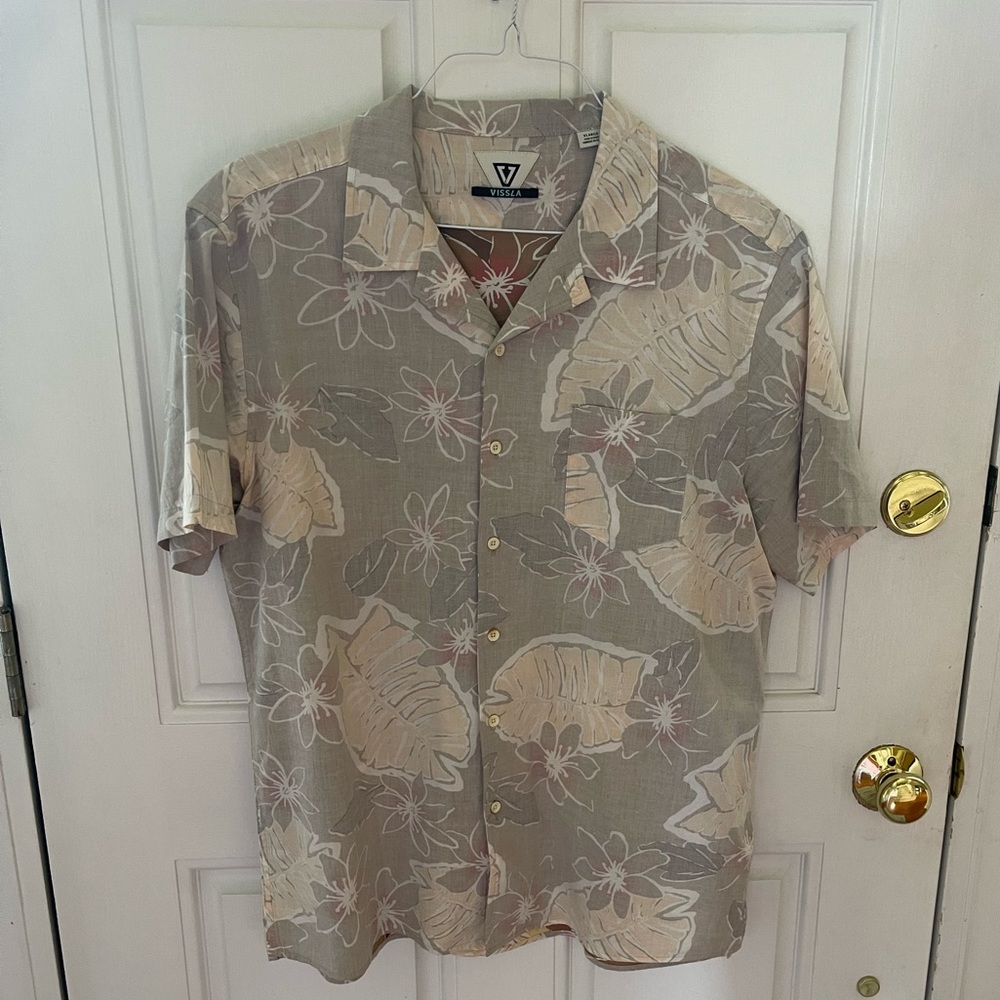 Mens XL slim fit short sleeve button down shirt in excellent condition.